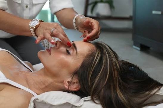 Aplicación de ácido hialurónico como relleno facial en Alma Estética