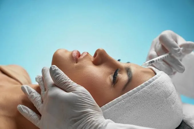 Aplicación de un inyectable facial en la zona de la sien