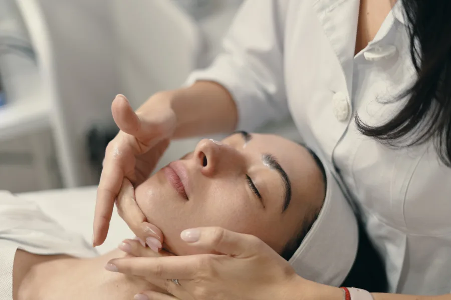 Sesión de bioremodelación facial con ácido hialurónico en consultorio
