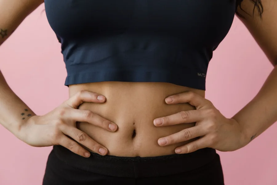 Evaluación del abdomen antes de una sesión de carboxiterapia corporal