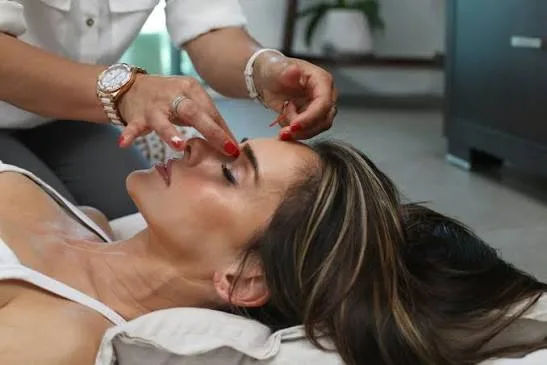 Aplicación de un inyectable en el consultorio médico