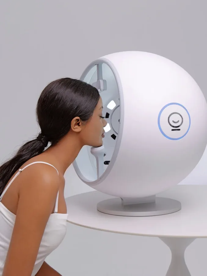 Paciente realizándose un análisis de piel con el escáner facial Evelab