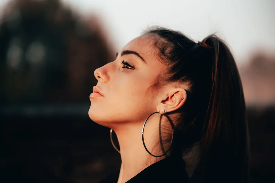 Perfil de una mujer con la cola de la ceja elevada, efecto foxy eyes