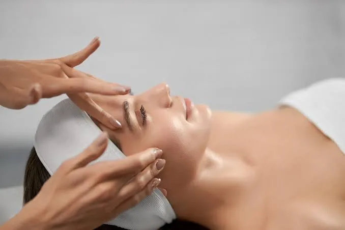 Masaje facial durante una sesión de cuidado de la piel