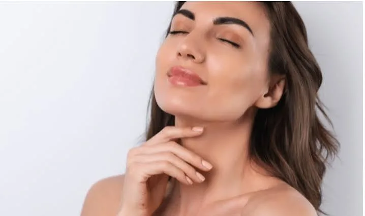 Óvalo facial y línea mandibular definidos tras un tensado láser