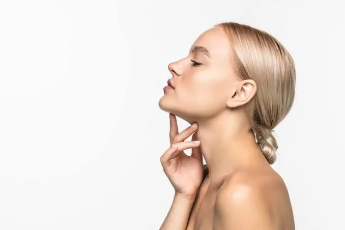 Perfil y cuello con piel firme tras un tratamiento de tensado