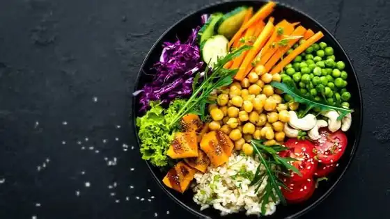 Bowl con garbanzos, vegetales, arroz y semillas visto desde arriba