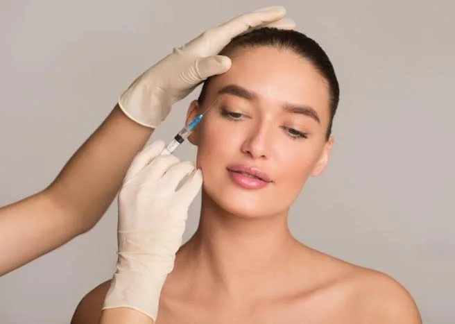 Aplicación de un inyectable facial con técnica de precisión